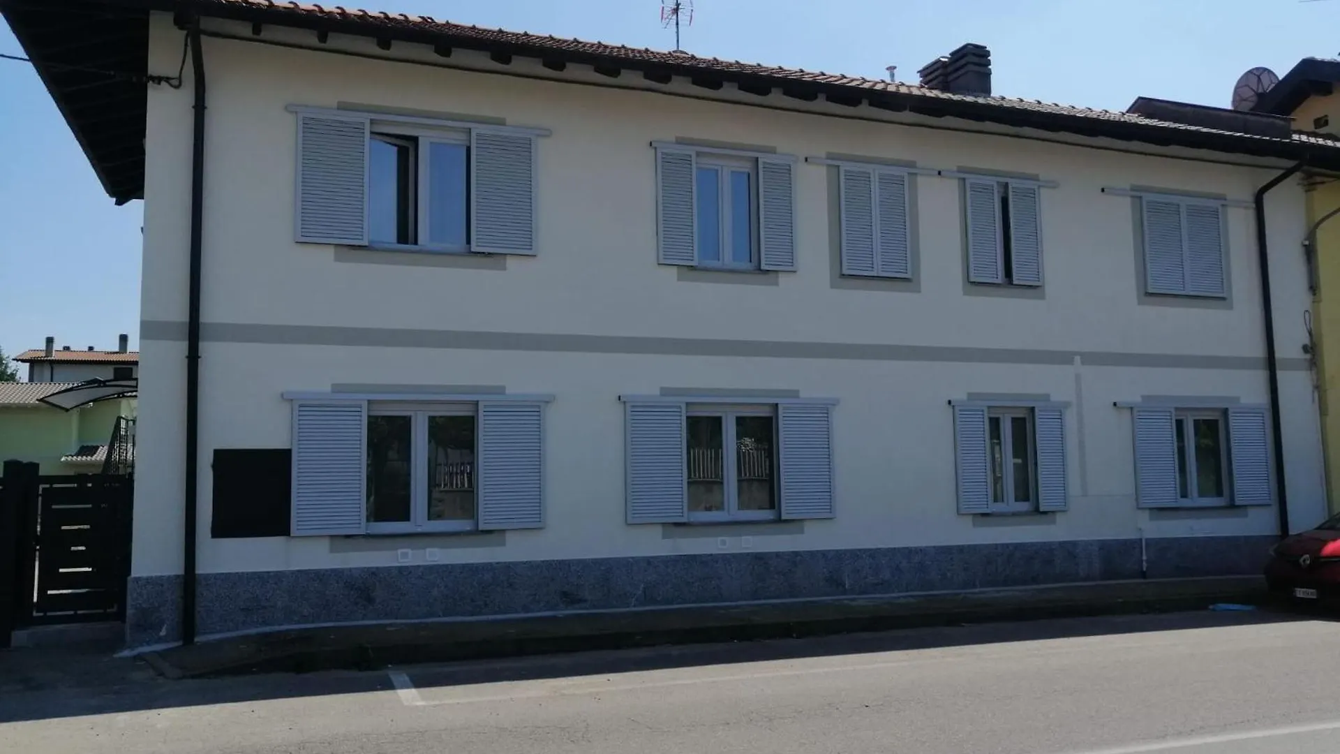 La Luna Blu Malpensa Appartamento Lago ソンマ・ロンバルド 0*,
